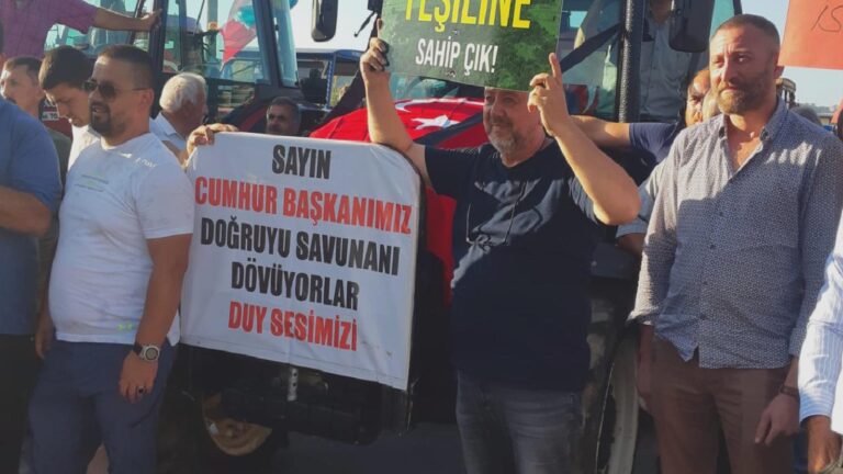 Kandıralılar traktörleriyle eyleme geldi