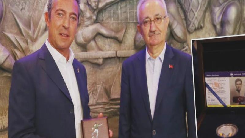 Lefter Küçükandonyadis’in hatıra parası Fenerbahçe Kulübü Başkanı Ali Koç’a hediye edildi
