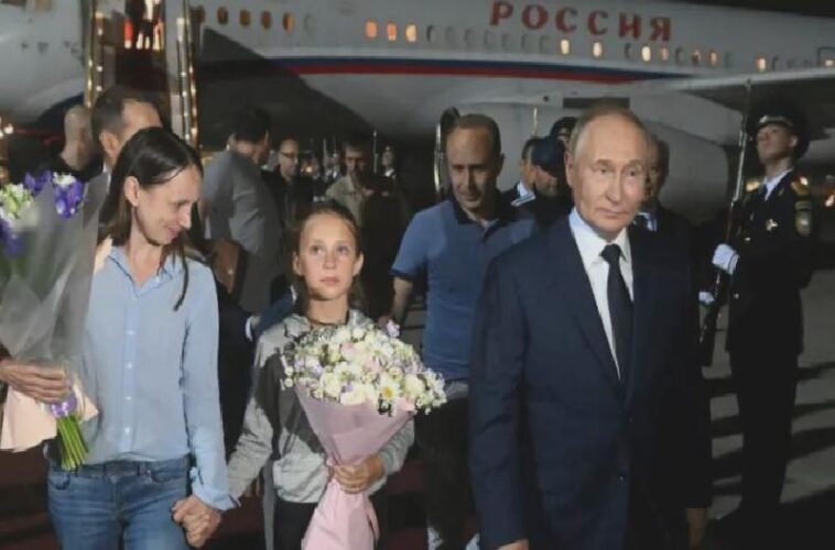 Takas edilen Rus casusların çocukları, Rus olduklarını Moskova yolunda öğrendi