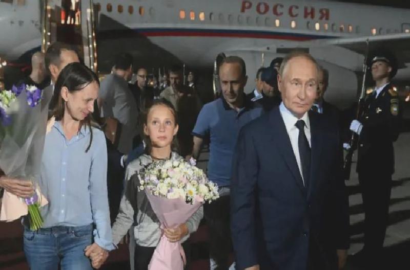 Takas edilen Rus casusların çocukları, Rus olduklarını Moskova yolunda öğrendi