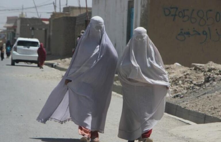 Taliban’dan yeni yasaklar: Kadınların sesi sokakta duyulamayacak