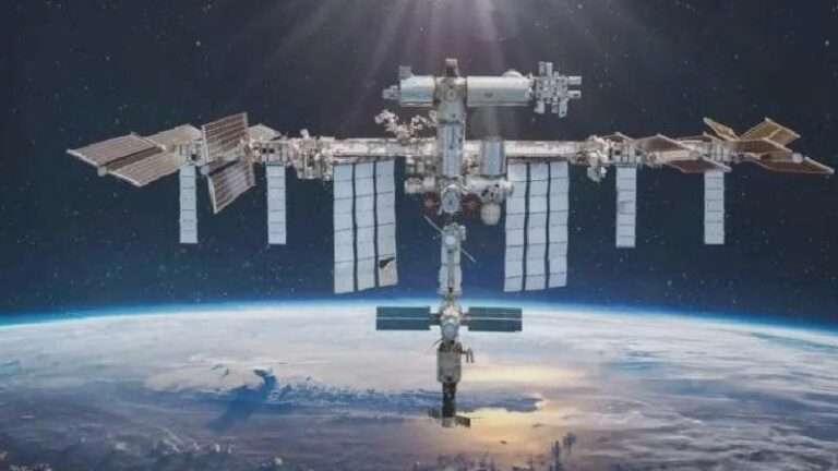 Uzayda mahsur kalan astronotlara ne oluyor?