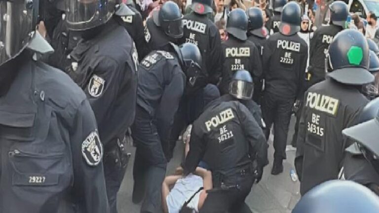 Berlin’de Filistin’e destek yürüyüşünün ardından çok sayıda gösterici gözaltına alındı