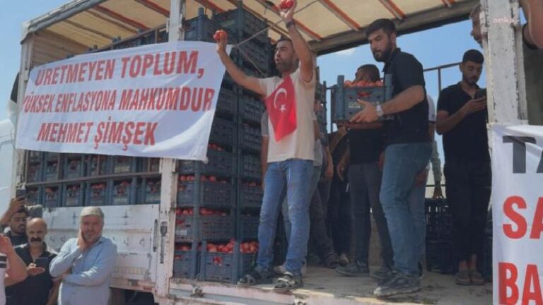 Konyalı çiftçilerden hükümet protestosu; kasalarca domatesi yollara döktüler