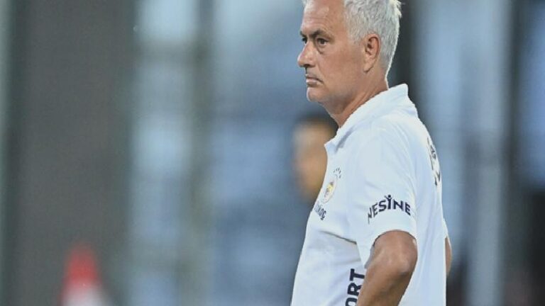 Mourinho’dan hakem tepkisi: Galatasaray’ın ilk maçında siyah ile beyaz gibiydi