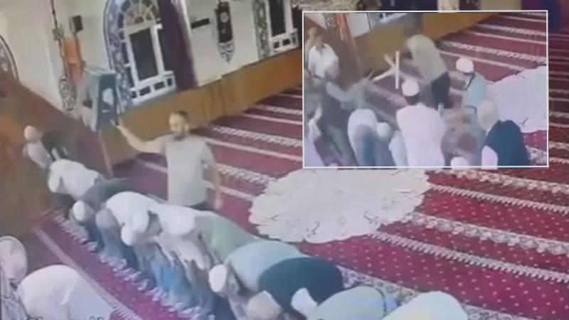 Namaz kıldıran imama sandalye ile saldırdı; cemt vantilatörle dövdü!