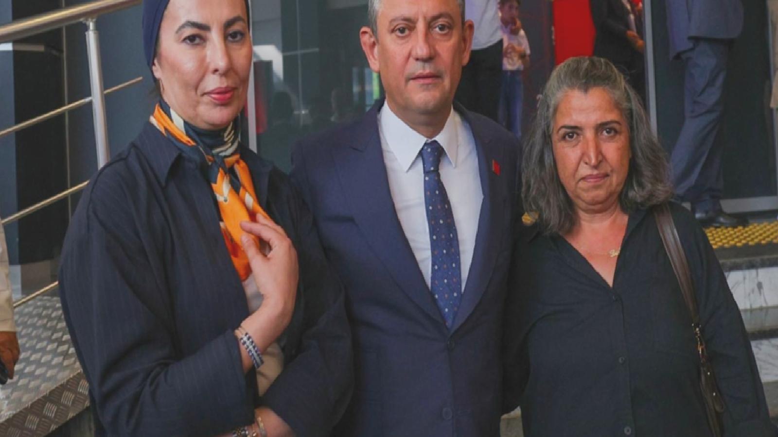 Özgür Özel, CHP’nin 101. yaşında Nihal Olçok ve Gülsüm Elvan’la bir arada