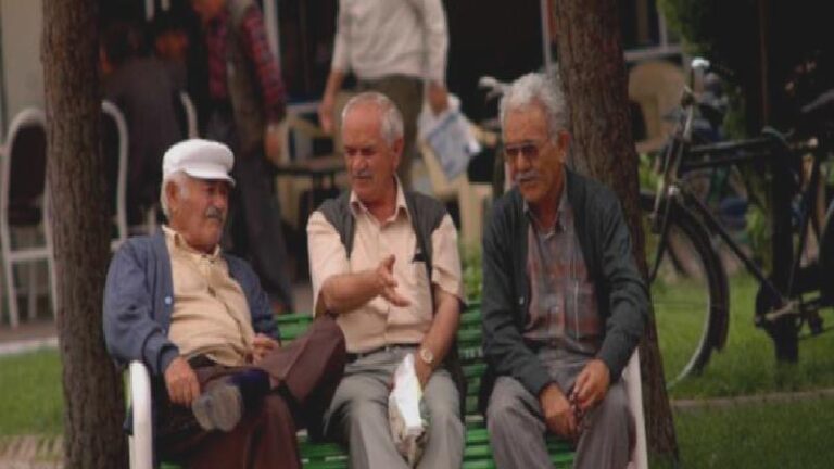 Türkiye’de artan yaşlı nüfusu için yeterli huzurevi yok; emekli mşları yetersiz, devlet desteği azalıyor