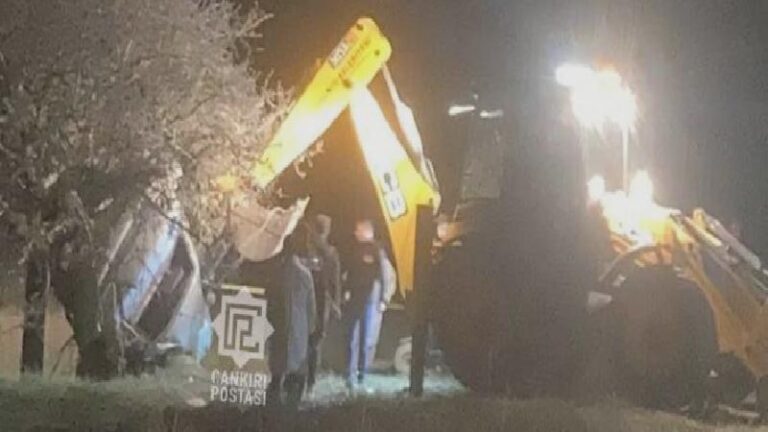 6 çocuğun içinde olduğu otomobil devrildi; 2 ölü, 4 yaralı