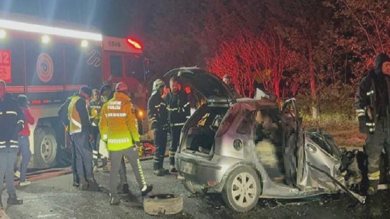Katliam benzeri kaza; iş makinesine çarpan otomobildeki 5 kişi öldü