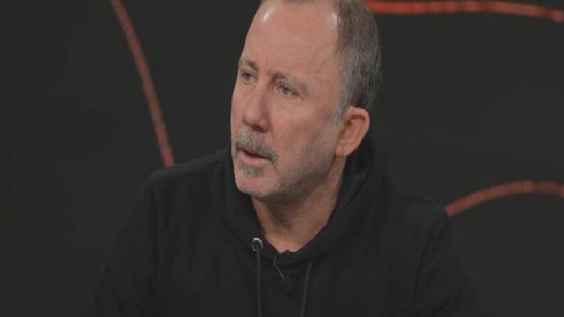 Rejiden uyarı geldi, Candaş Tolga araya girdi: Sergen Yalçın’a canlı yayında sigara molası