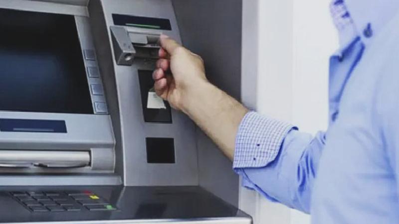 Milyonlarca vatandaşı ilgilendiren uygulama bugün başladı: Şifresini değiştirmeyenlerin kartını ATM’ler yutacak