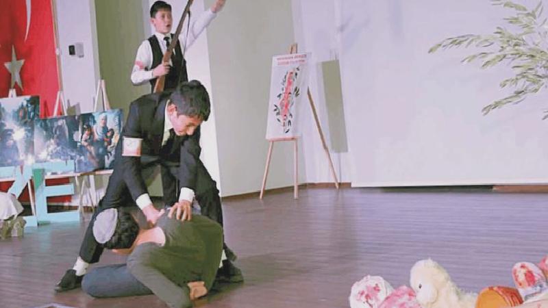 Ortaokul gösterisinde çocuklara silah verildi; kanlı kefen, kesik kol ve bacak maketleri kullanıldı