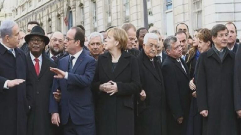 Ertuğrul Özkök | Bu tarihi fotoğrafın 10. yılı: Dikkat ettiniz mi, yan yana yürüyen 5 kişi kim?