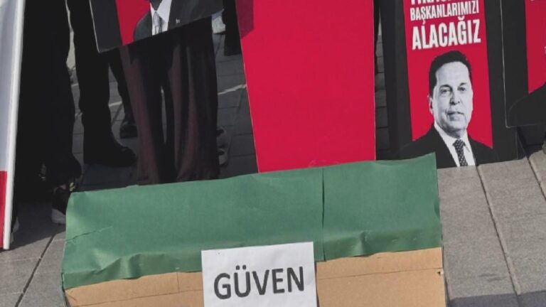 Esenyurt’taki Demokrasi Nöbeti’nin 90’ıncı günü: “İddianame oluşturamıyorsanız başkanımızı niye tutsak ediyorsunuz?”