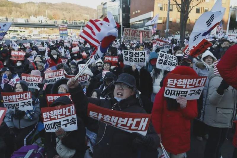 Güney Kore’de kriz: Cumhurbaşkanını gözaltına almak isteyen polis, korumalarla karşı karşıya geldi