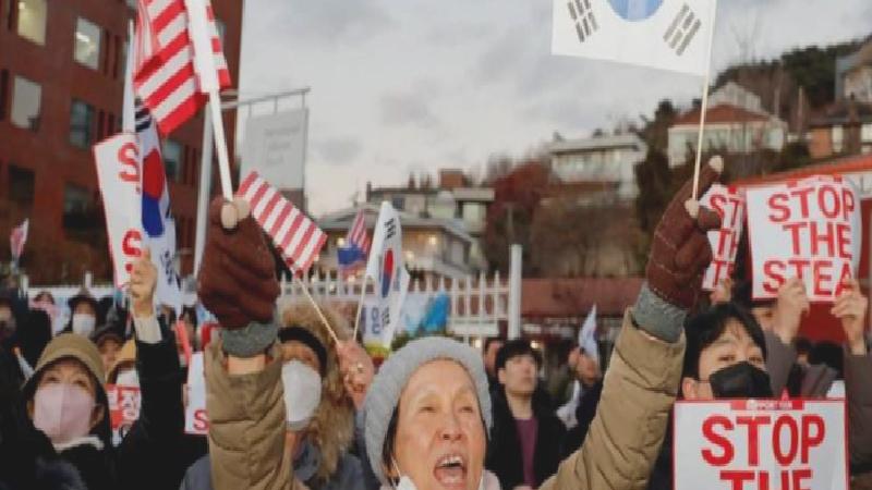 Güney Kore’de kriz: Gözaltına alınmak istenen cumhurbaşkanının destekçileri neden Trump’tan yardım istiyor?