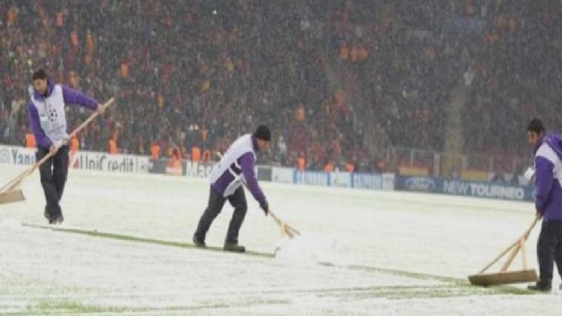 İstanbul’da kar yağışı başladı: RAMS Park zemini neden örtülmedi?