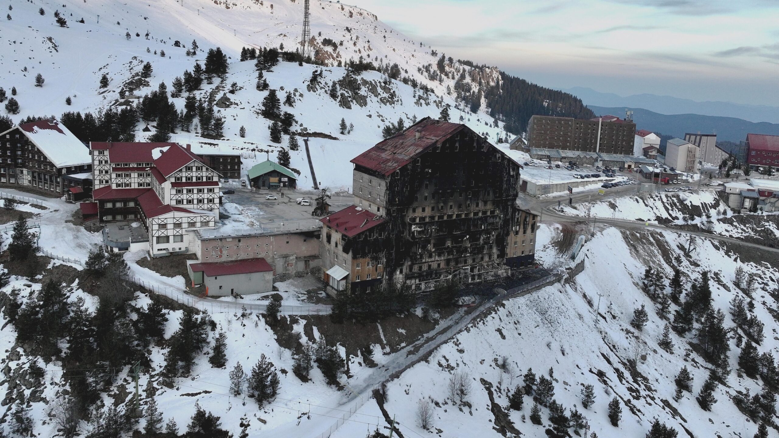 Kartalkaya yangınıyla ilgili müfettiş raporları tamamlandı; Bakan Yerlikaya’dan ’15 gün’ eleştirilerine yanıt: İhmali olanlar cezalarını çekecek