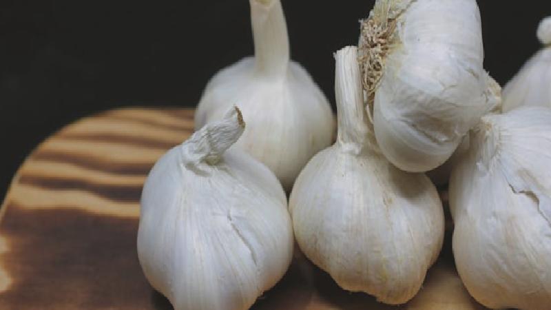 Sarımsak fiyatı et ile yarışıyor; vatandaş kiloyla değil taneyle almaya başladı