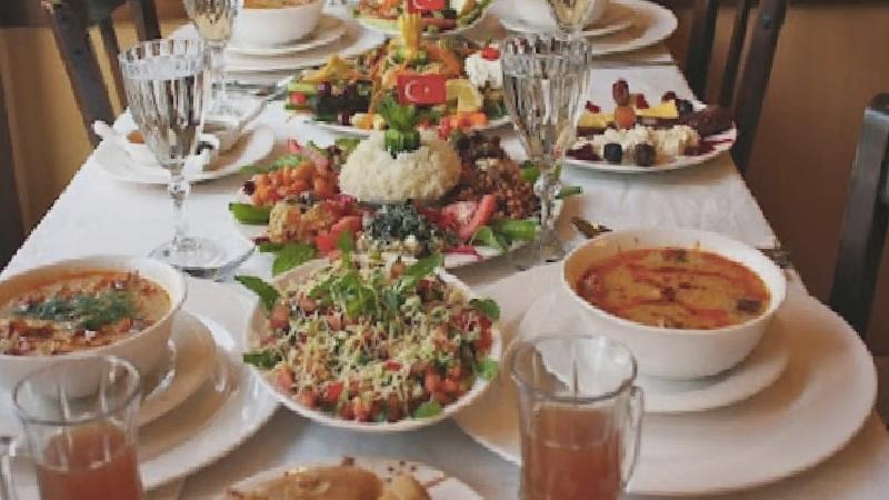 Beslenme uzmanı, bayram öncesinde uyardı: Hangi yiyecekleri tercih etmek gerekiyor?