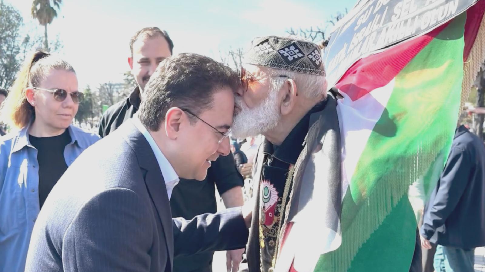 Bir vatandaş, DEVA Partisi Genel Başkanı Babacan’ı alnından öptü: “Sizin döneminizde AKP’ye çalışmaktan dizlerime kara su indi!”