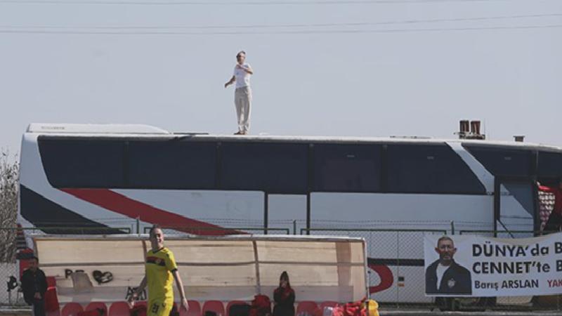 Cezalı bayan teknik direktörden maçı izlemek için ilginç çözüm