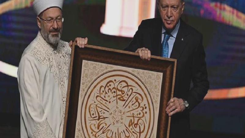 Diyanet İşleri Başkanı Ali Erbaş’ın Erdoğan’a hediye ettiği tablo gündem oldu