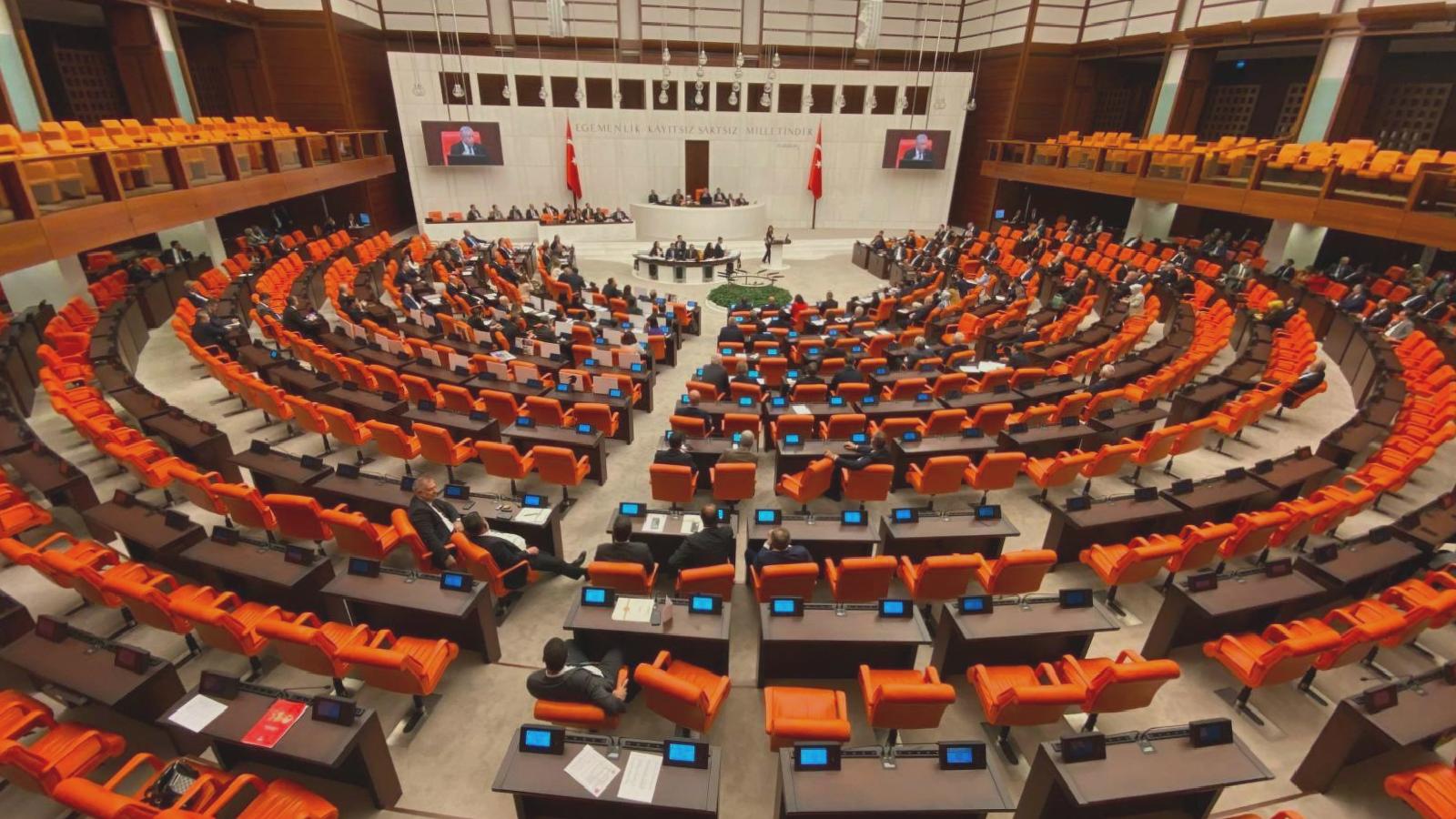 Emekli ikramiyesini 4 bin TL’ye çıkaracak teklif TBMM’de: İlk 4 madde kabul edildi