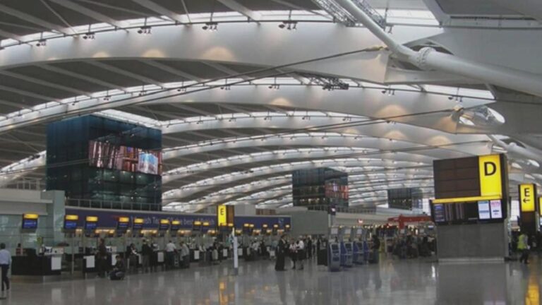 Londra Heathrow Havalimanı elektrik kesintisi nedeniyle kapatıldı, tüm uçuşlar iptal edildi