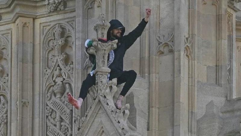 Londra’da bir gösterici Filistin bayrağıyla Big Ben’e tırmandı, 16 stlik eylem sona erdi