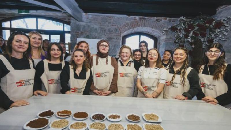 Sabancı Vakfı Mütevelli Heyeti Başkanı Güler Sabancı, İzmir’de “Ben de varım, buradayım” diyen genç kadınlarla buluştu