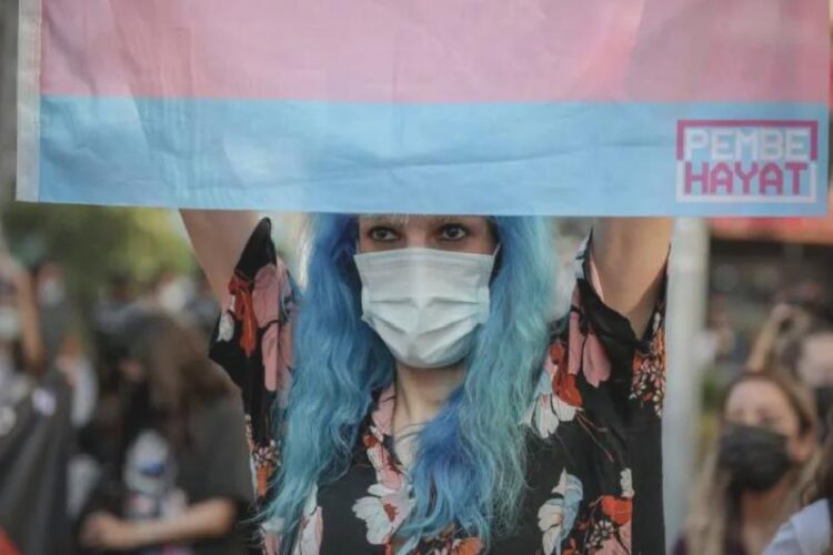 Hormon ilaçlarına getirilen kısıtlama trans bireyleri nasıl etkiliyor?