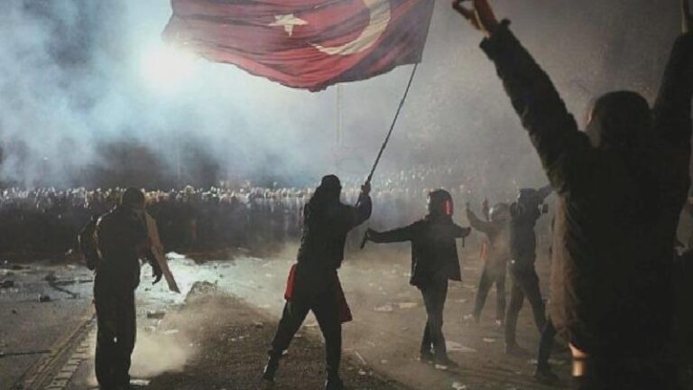 İmamoğlu protestolarında tutuklanan öğrencilerden mektup var: Türk bayrağı açmam delil olarak gösteriliyor!