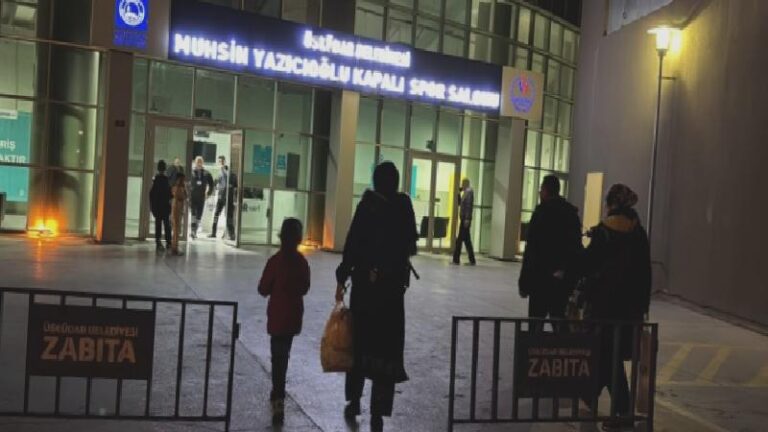 İstanbul’da bazı vatandaşlar deprem endişesiyle geceyi dışarıda geçiriyor
