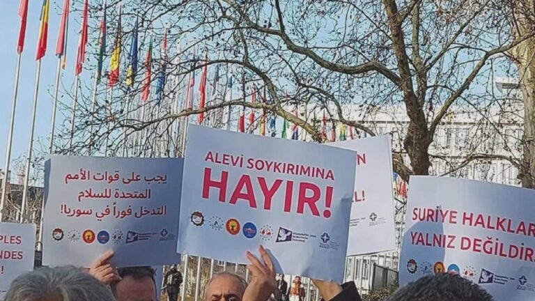 Kadınlardan Alevi katliamına karşı “insan zinciri”