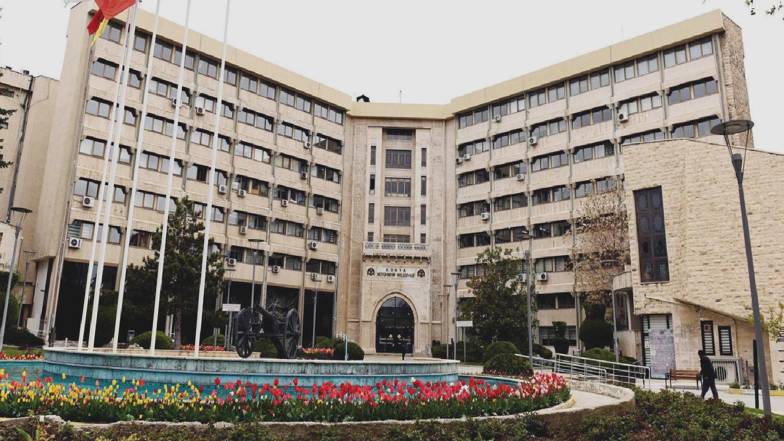 Konya Büyükşehir Belediyesi, MEB’e tahsis edilen binayı alıp Diyanet’e verdi