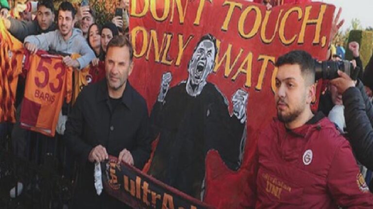 Mourinho’ya pankartlı gönderme: Okan Buruk’la birlikte poz verdiler