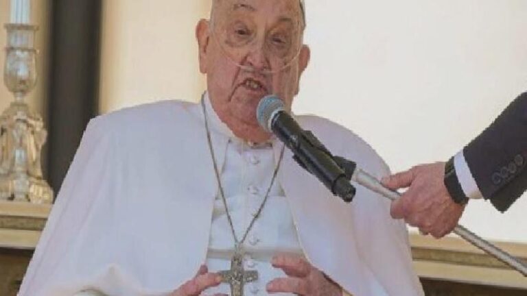 Papa, hastalığının ardından ilk defa Aziz Petrus Meydanı’nda halkı selamladı