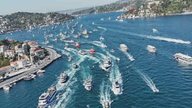 2. Lig’de şampiyon olan Sarıyer’den İstanbul Boğazı’nda kutlama