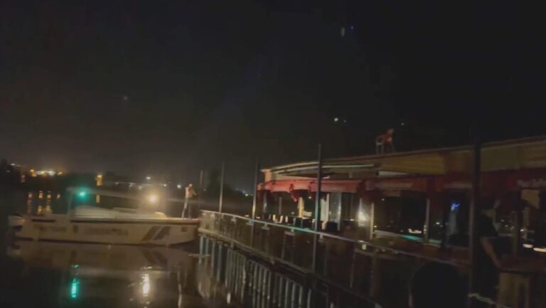 Fırat Nehri üzerinde sabitlenen restoranın halatı koptu, sürüklenen müşteri ve personel botla kurtarıldı