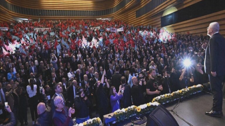 Yeni süreç için “Senaryonun devam filmi vizyonda, figüranları ise sahnededir” diyen Dervişoğlu: İhanetlerini izah edemeyenler nerede bilmiyorum, ben buradayım