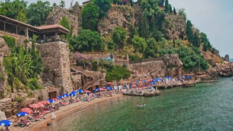 Antalya’da valiliğin 80 milyon TL’ye yenilediği Mermerli Plajı’nın işletmesi özel şirkete verildi