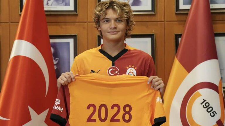 Galatasaray’ın genç oyuncusu Efe Akman’ın antrenöründen açıklama: Duygusal bir çocuktur, destek olunması gereken bir oyuncudur