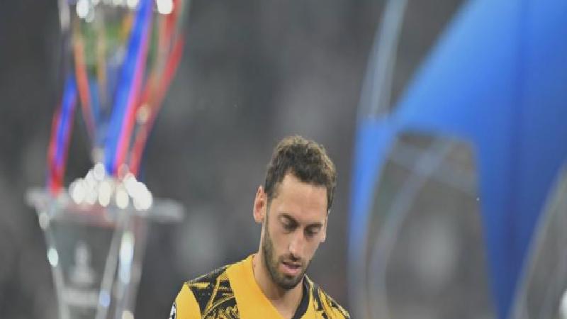 Hakan Çalhanoğlu, Şampiyonlar Ligi tarihine geçti