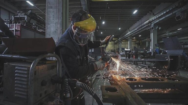 Sanayide bir yılda 1,4 milyon kişi işini kaybetti, üretim kapasitesi korundu