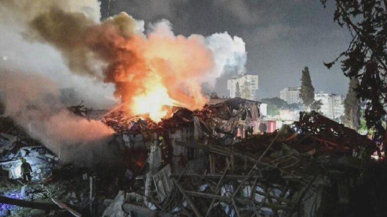 Tel Aviv yakınındaki Bat Yam’da 14 katlı binaya füze saldırısı: 3 ölü, 36 kişi kayıp