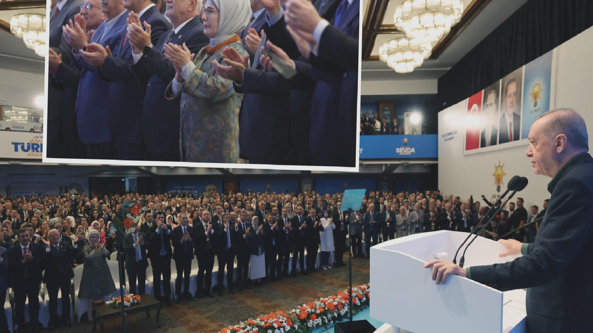 AKP’nin Kızılcahamam kampında “beş dakikada bir ayakta alkış” krizi