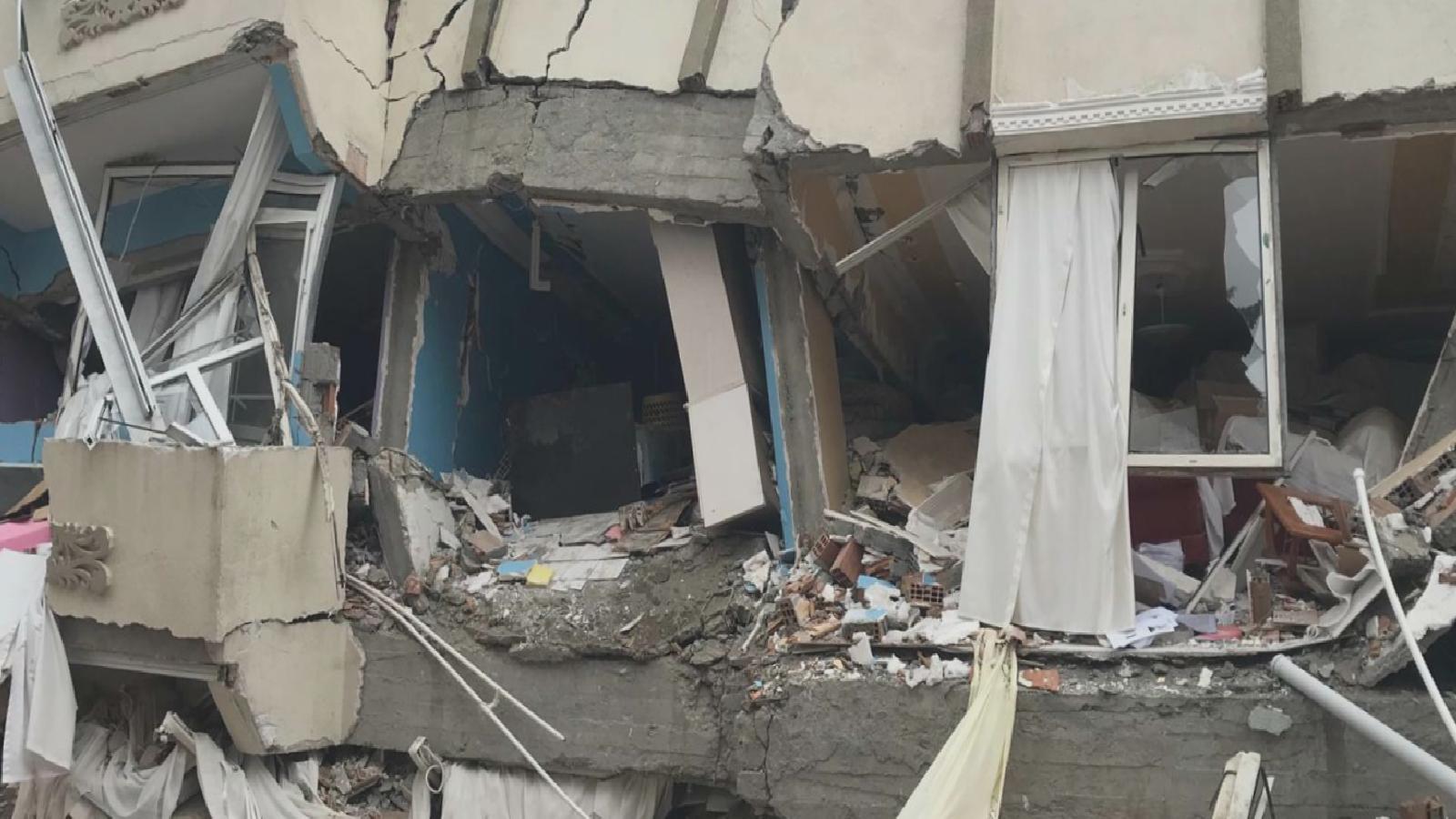 Depremde 21 kişiye mezar olan Arı Apartmanı soruşturması: Müteahhit, yapı sahibi ve belediye görevlileri için “asli kusurlu” tespiti yapıldı, iddianame hâlâ hazırlanmadı