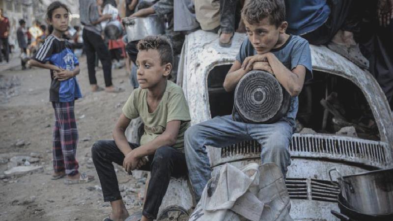 Gazze’de bir grup gazeteci, çocuklarla dayanışma için açlık grevine başladı